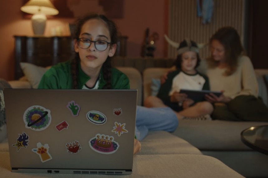 vodafone kai dei enonoun dynameis stis optikes ines ti simainei gia esena